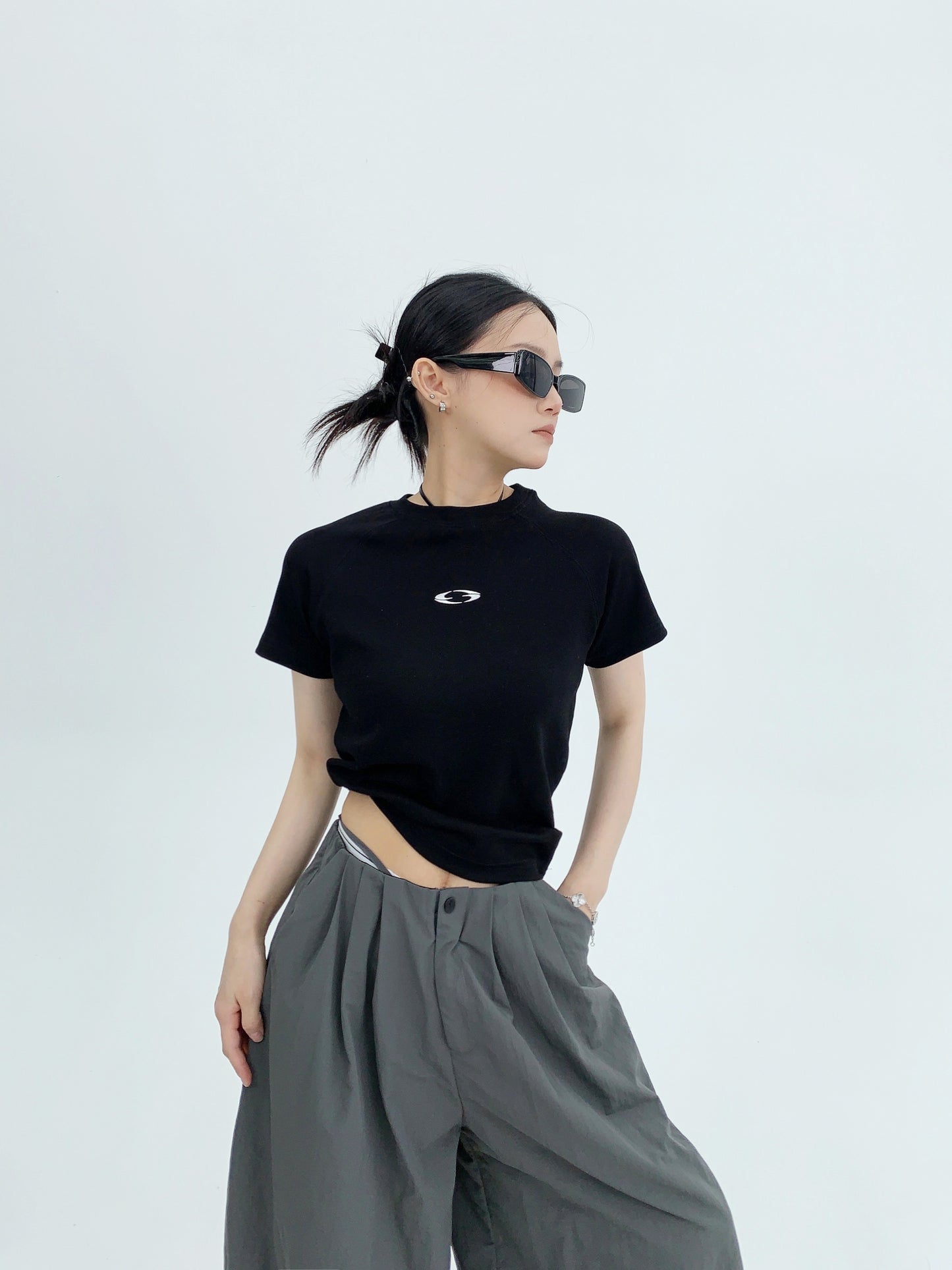 Chic Minimalist Embroidered Crop Tee – Slim Fit Black Short Sleeve