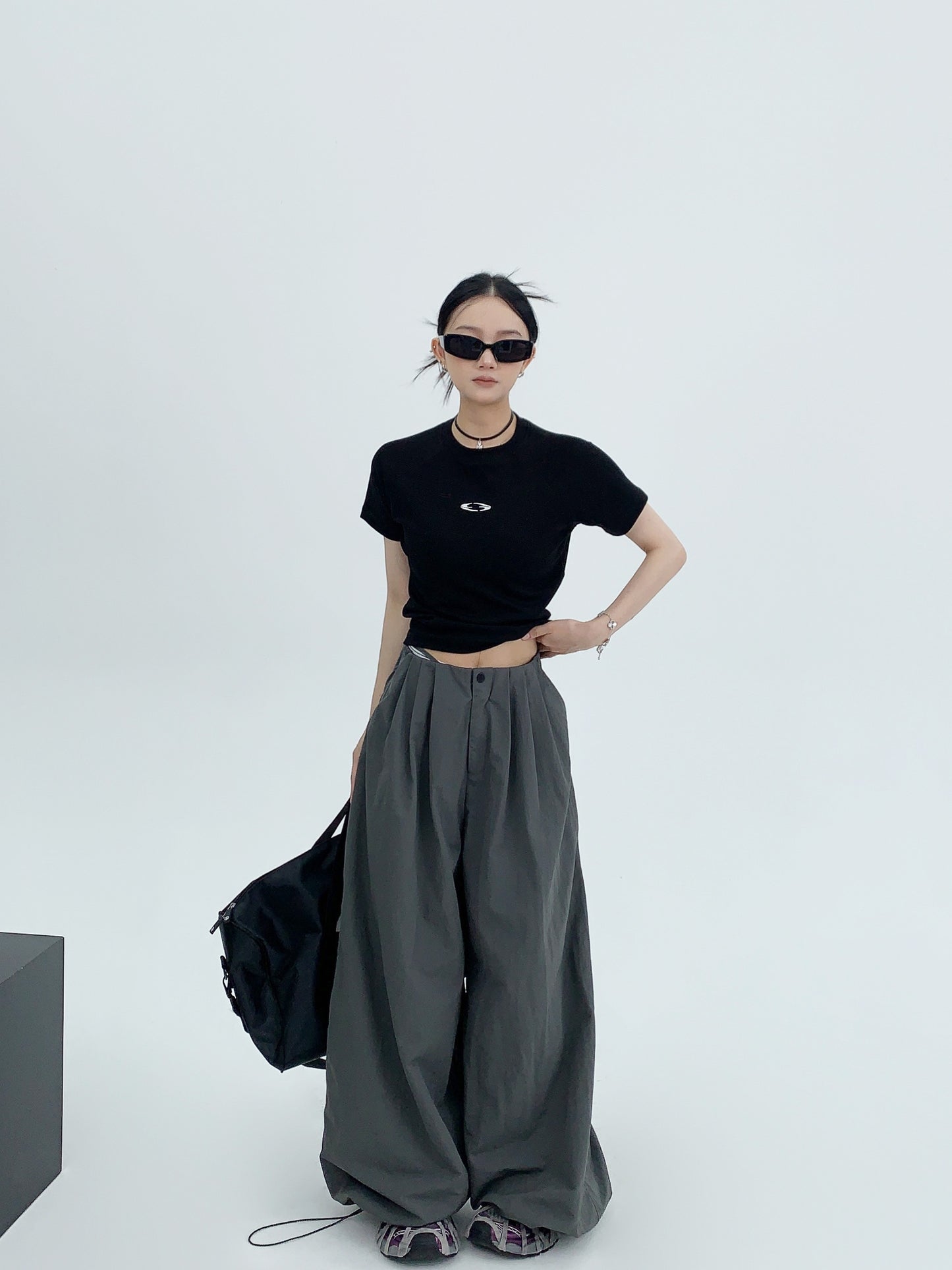 Chic Minimalist Embroidered Crop Tee – Slim Fit Black Short Sleeve